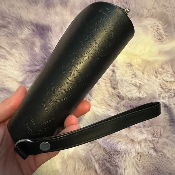 Oakley Elegant Black Clutch Bag - Picture 3 of 5